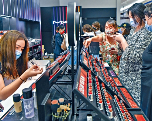 ■海南免稅店國慶假期間生意火爆。