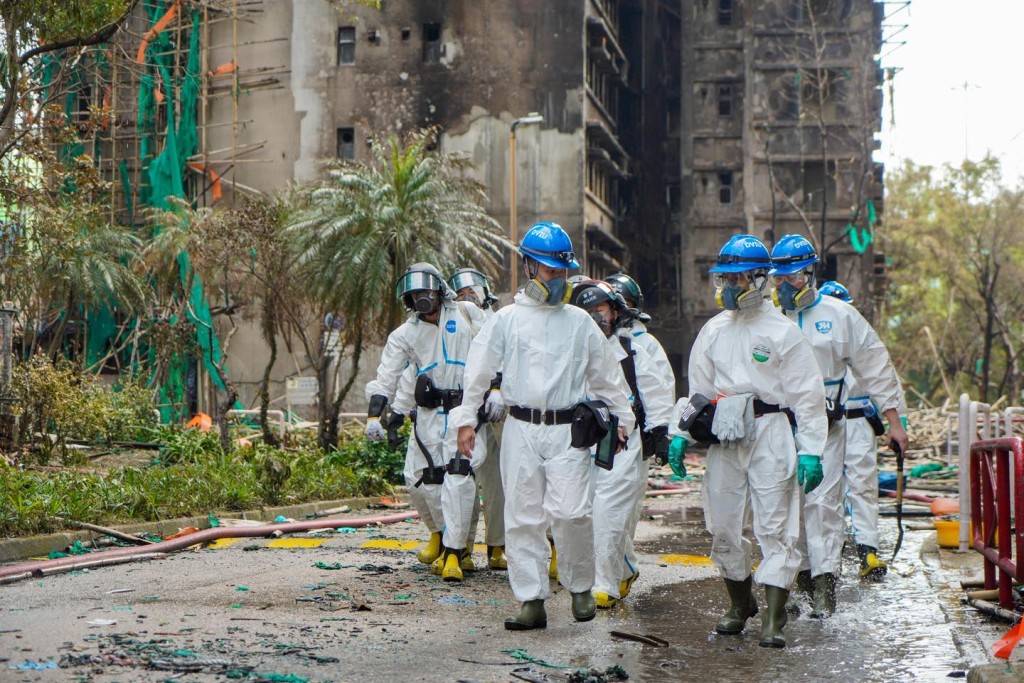 災難遇害者辨認組（DVIU）、鑑證科、機動部隊和各總區刑事部人員今日進入火場進行善後工作。香港警察fb圖片