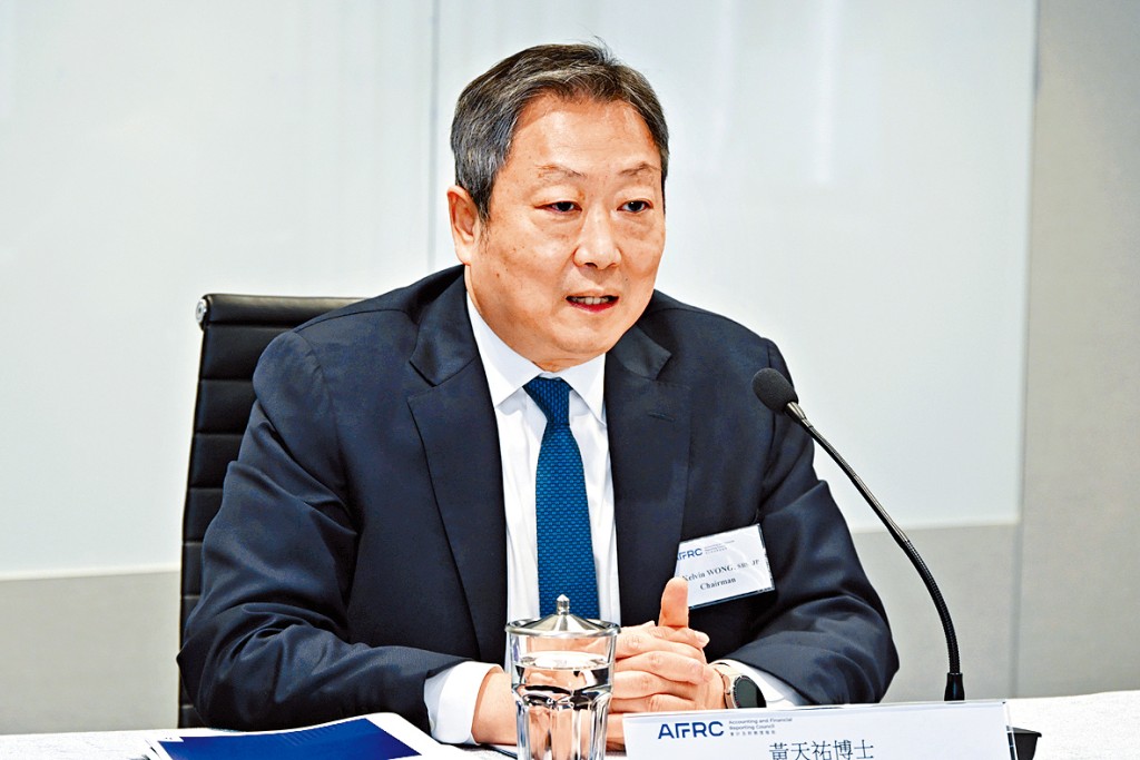 現年63歲的黃天祐活躍於香港金融界別公職。