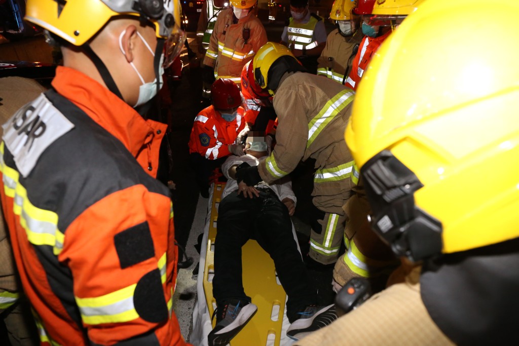  ​消防坍塌搜救專隊救出被困私家車司機。