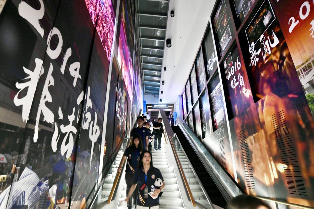 以圖片及燈光效果組成的時光隧道,展示於2014年至2019年期間的社會事件,包括旺角暴動、修例風波等。 以圖片及燈光效果組成的時光隧道,展示於2014年至2019年期間的社會事件,包括旺角暴動、修例風波等。