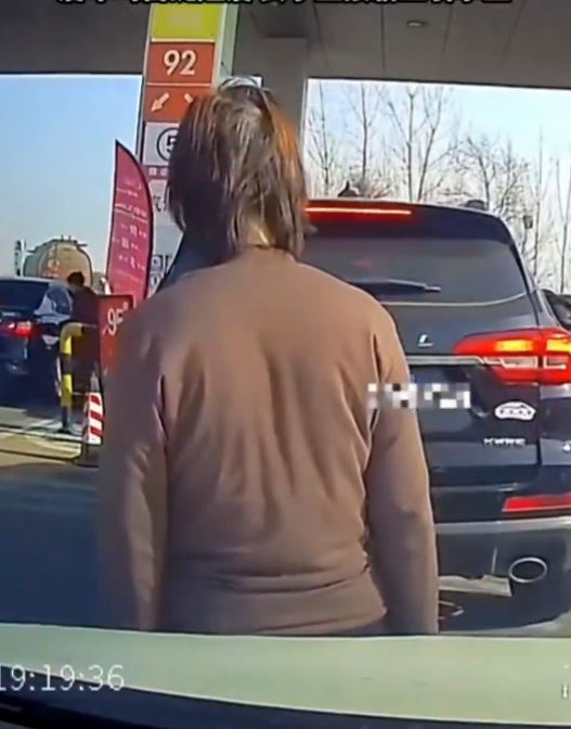 江蘇女化身人肉路障瞓車頭，為自家汽車打尖入油。
