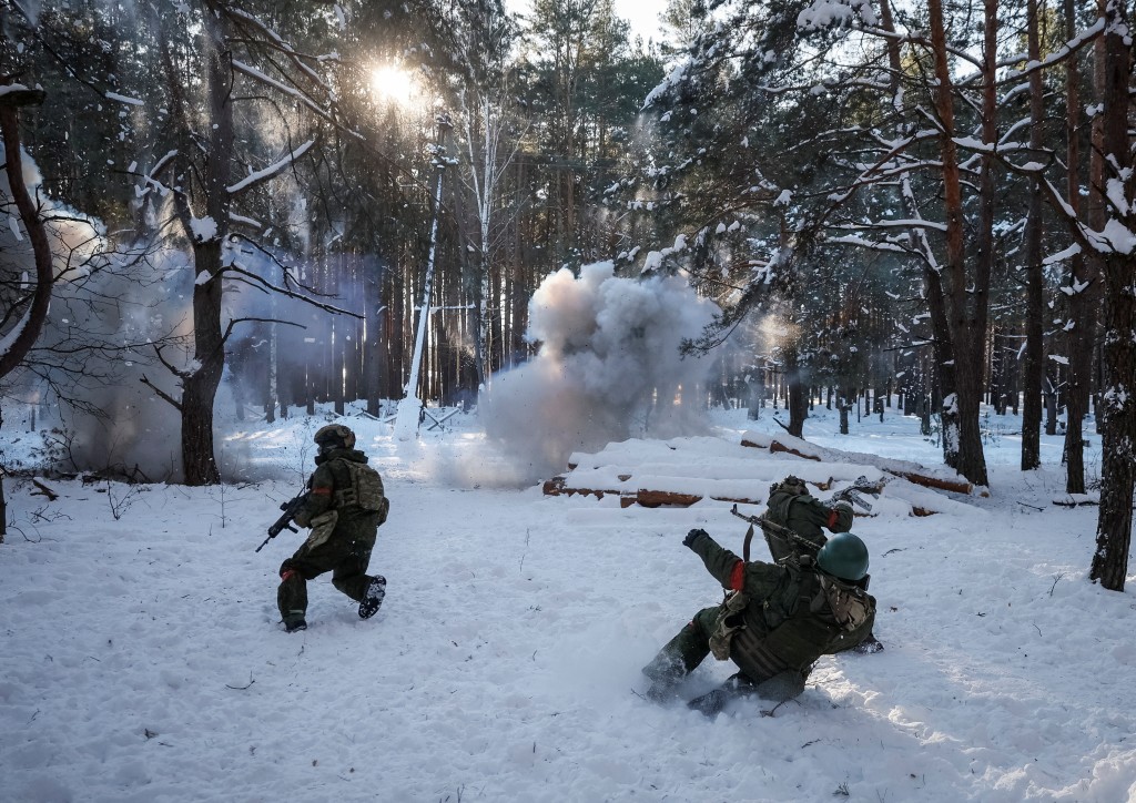 乌克兰部队在接壤白俄边境进行反俄演习。路透社