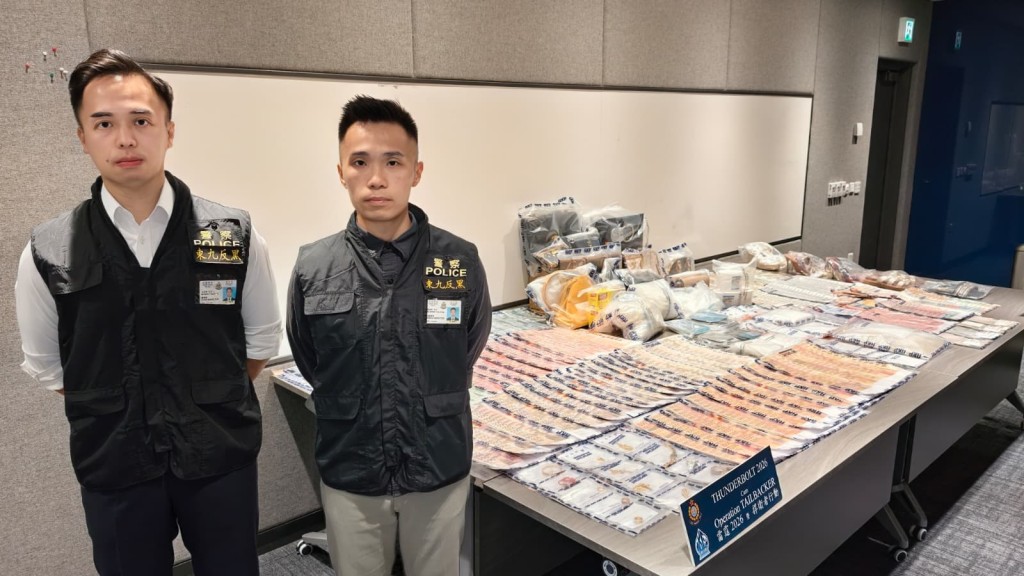 東九龍總區反三合會行動組總督察文卓禧(左)及第一隊高級督察黃煜程(右)交代案情。