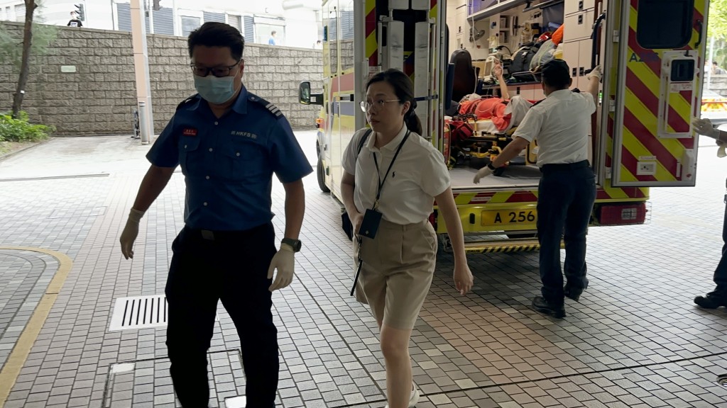 一名女子陪同伤者送院。