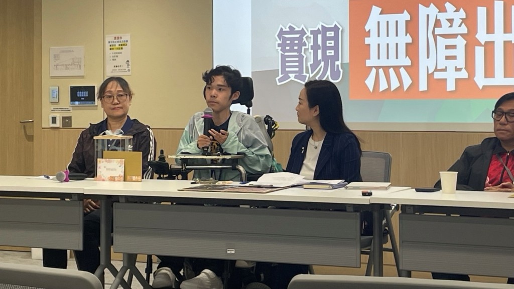 陳梓鍵（中）指學校距離地鐵站出口僅20米，但因缺乏無障礙設施，他需繞行30分鐘才能抵達。任朗僖攝