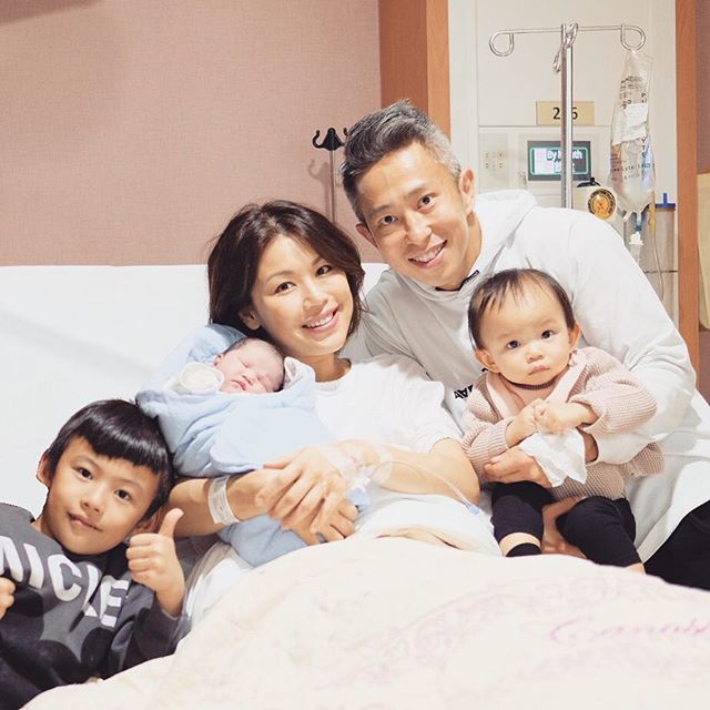 何嘉莉两段婚姻先后诞下一子两女。