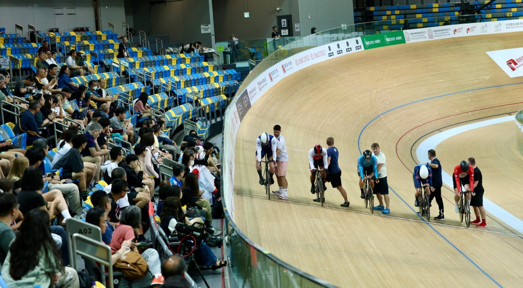 杜棹熙（中） 在前几圈的比赛都有不少车迷现场打气。徐嘉华摄