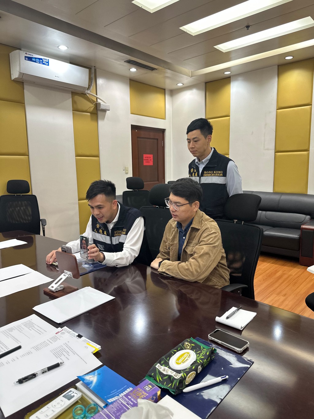 入境處協助在外香港居民小組成員及駐菲大使館職員(前排右),透過視像與該名港人及其家人見面。 入境處協助在外香港居民小組成員及駐菲大使館職員(前排右),透過視像與該名港人及其家人見面。