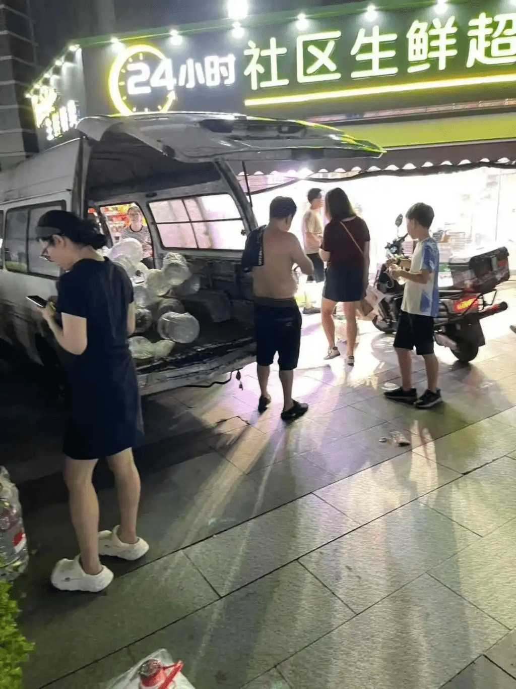 杭州自來水飄「鼠屍臭」 ,居民嚇壞搶買瓶裝水。 杭州自來水飄「鼠屍臭」 ,居民嚇壞搶買瓶裝水。