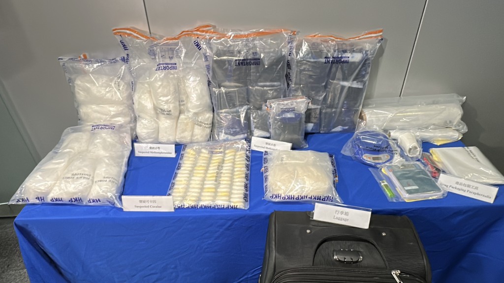 警方展示行動中檢獲的毒品。劉漢權攝