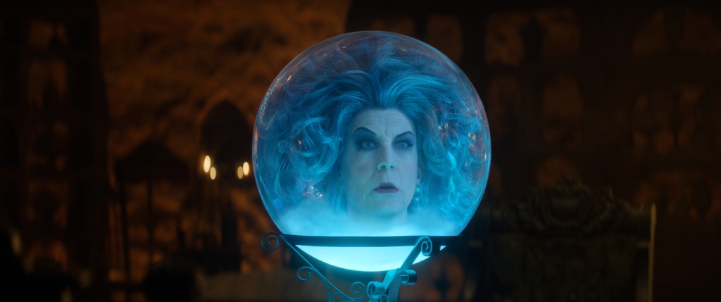 被困水晶球好多年嘅靈媒KOL Madame Leota(Jamie Lee Curtis飾)
