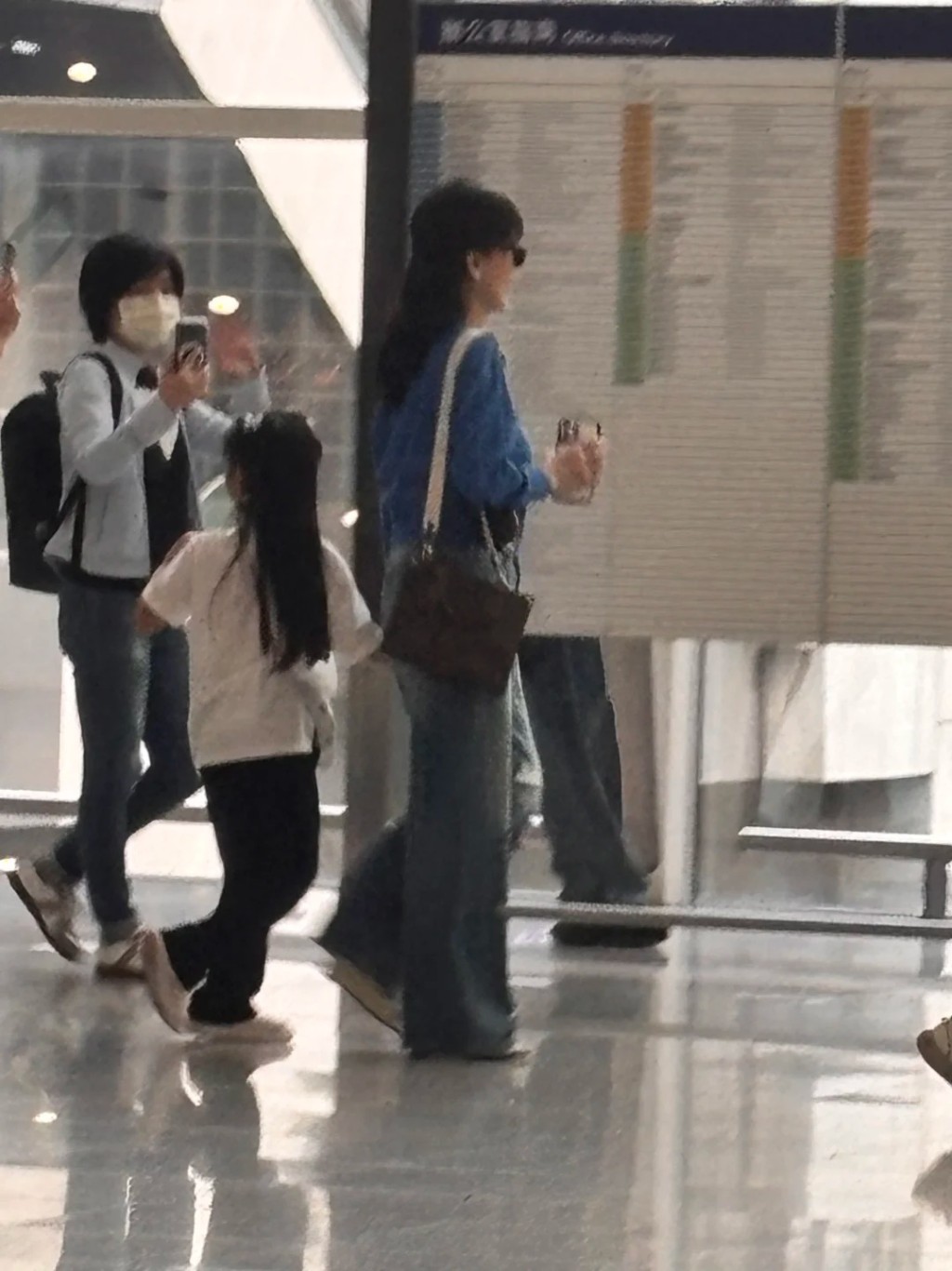 趙雅芝與孫女在機場不停被途人拍照。 趙雅芝與孫女在機場不停被途人拍照。