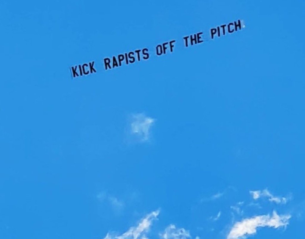 阿仙奴對水晶宮之英超揭幕戰，球場上空出現小型飛機，拖起「將強姦犯踢出球場」之橫額。