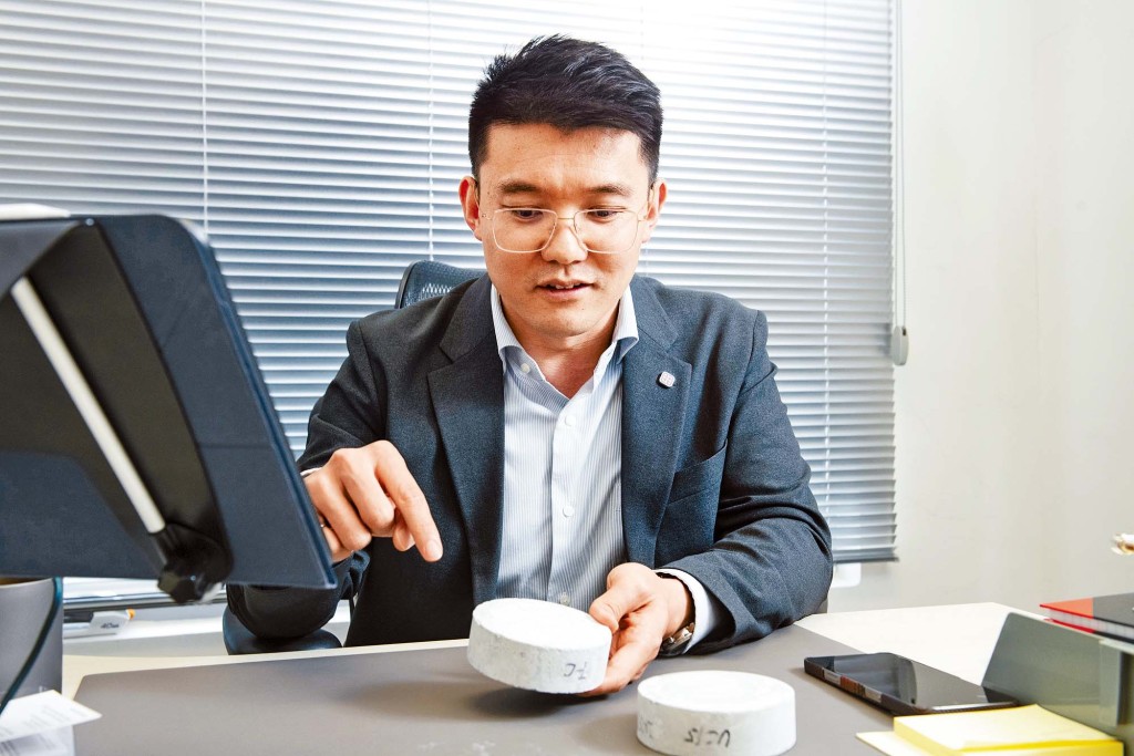 張詩鵬助理教授的研究利用超聲碳化技術工程化水泥漿體的絮凝結構，使水成為孔隙調控介質，從而形成亞微米級孔隙並實現碳封存。