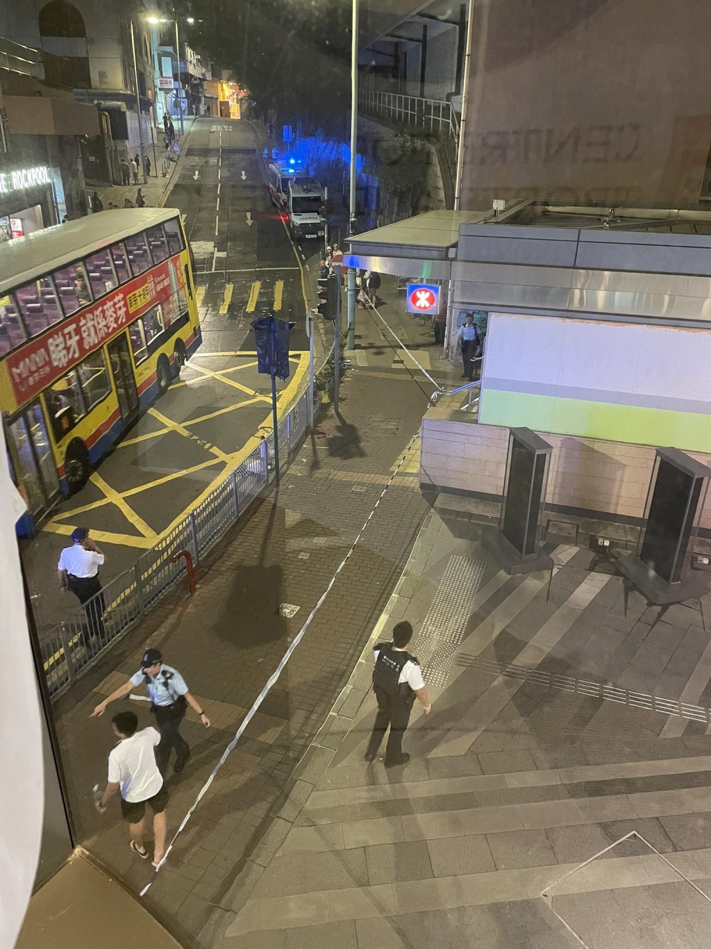 現場為港鐵香港大學站B1出口對開。網上圖片 現場為港鐵香港大學站B1出口對開。網上圖片