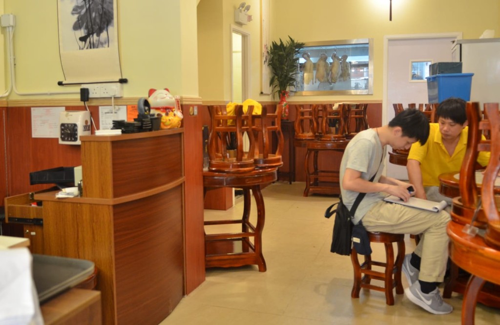 店內情況。