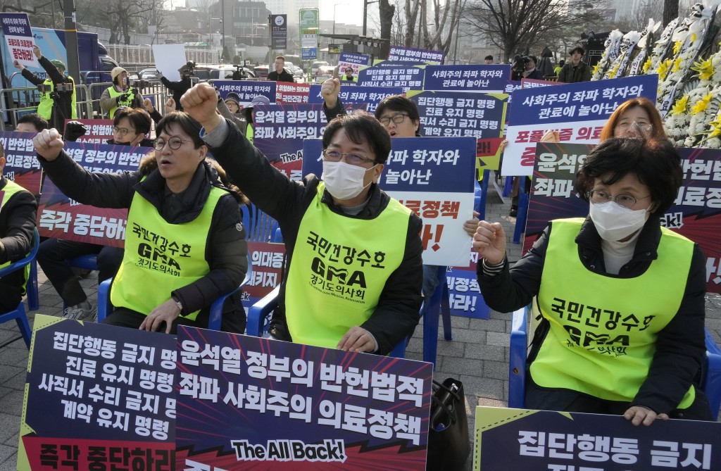 南韩政府表明周一起开始暂停罢工医生执照，作为行政处分。美联社