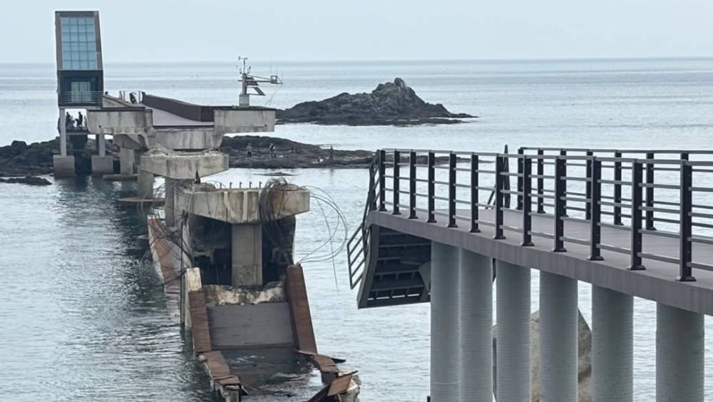 海上人行觀景步道「博里多橋」崩塌斷開。  X@ceolmh3