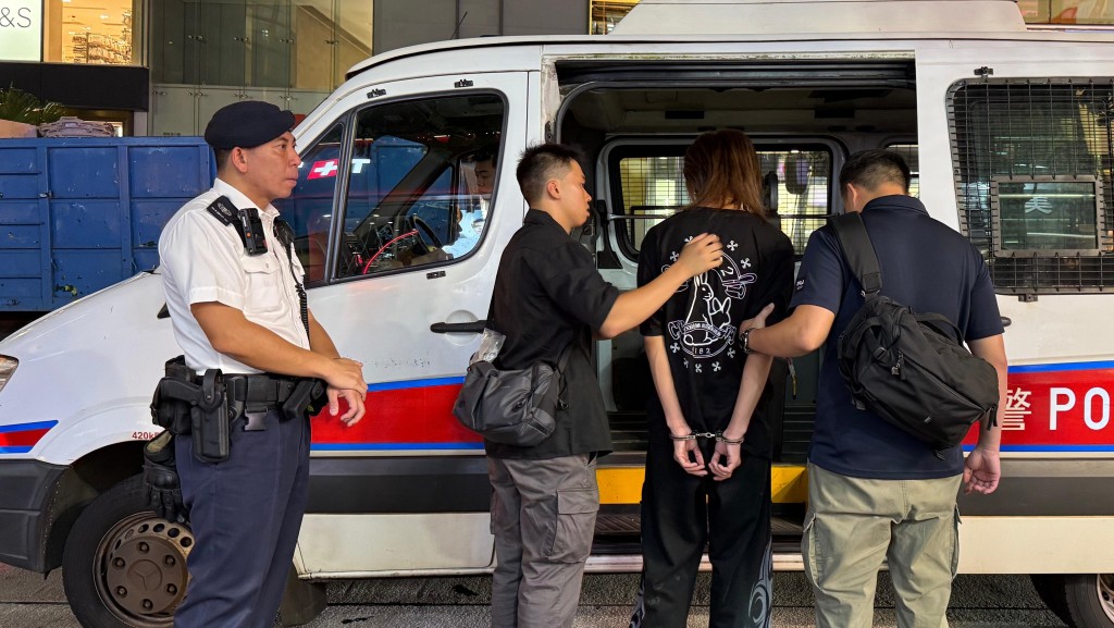跨部門尖沙咀巡查區內黑點拘捕3人，包括一名17歲男童。警方圖片