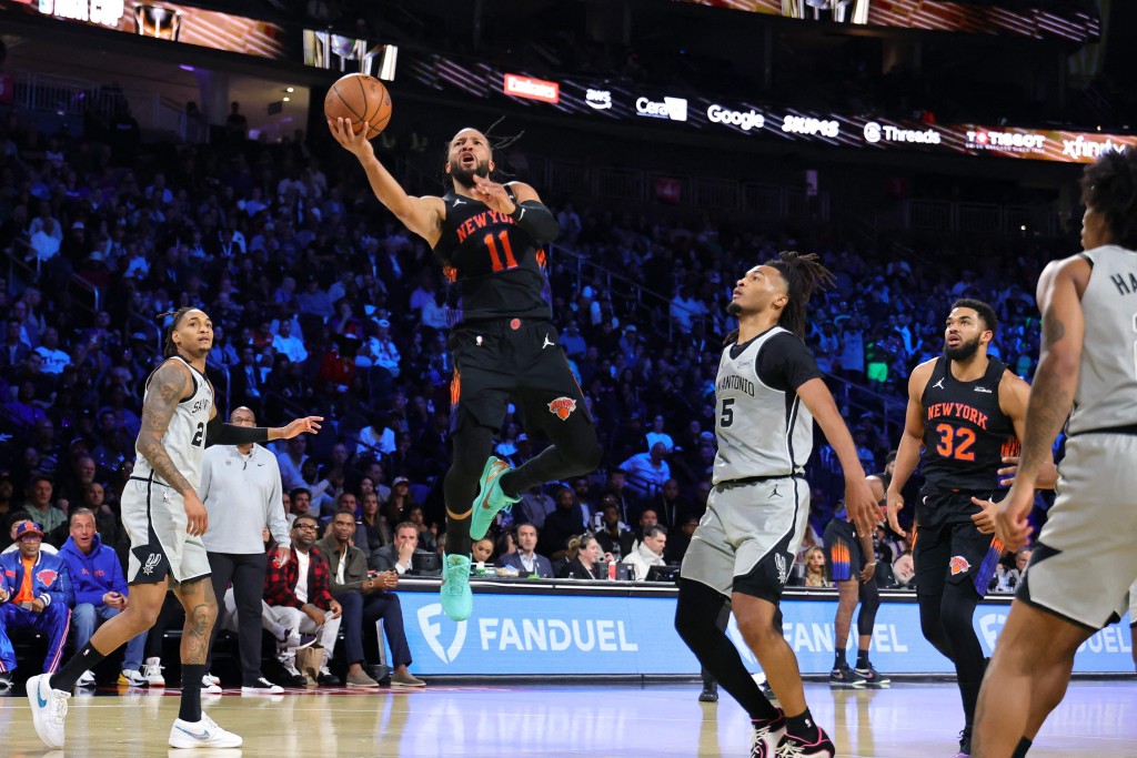 般臣（左二）貢獻25分並榮膺NBA盃MVP。AFP