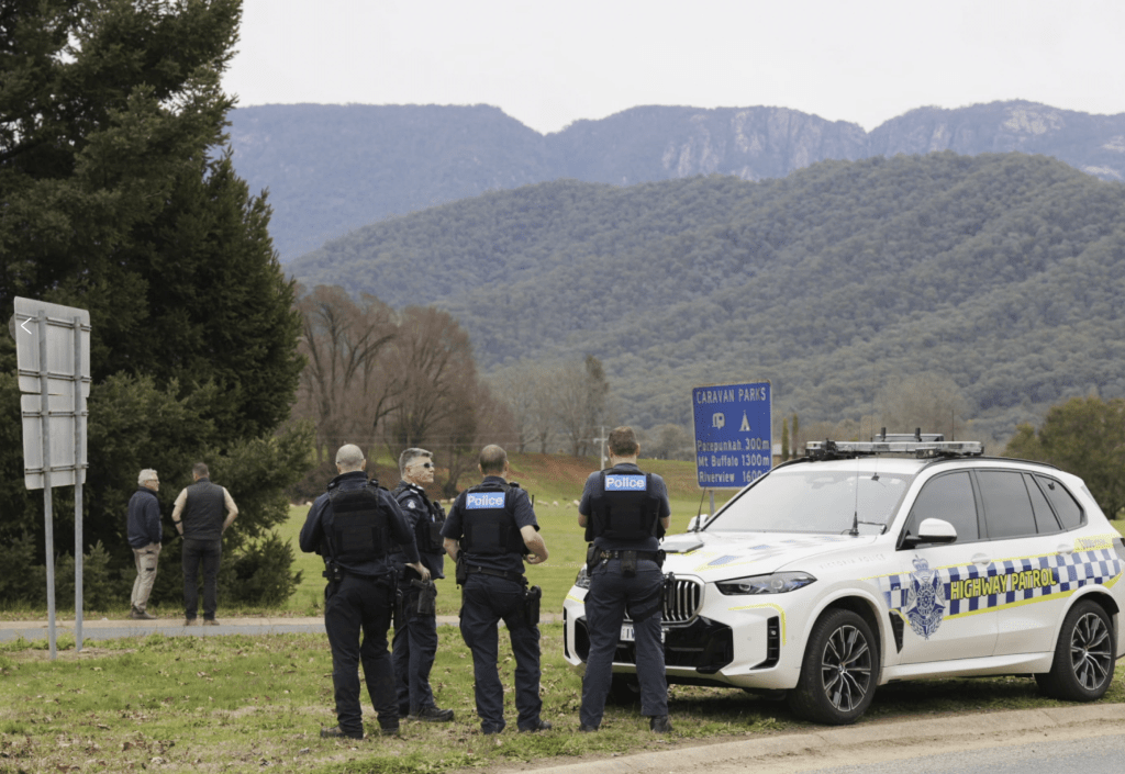 澳洲爆槍擊案 2警身亡1警重傷 槍手持多支武器逃入山林。美聯社 澳洲爆槍擊案 2警身亡1警重傷 槍手持多支武器逃入山林。美聯社
