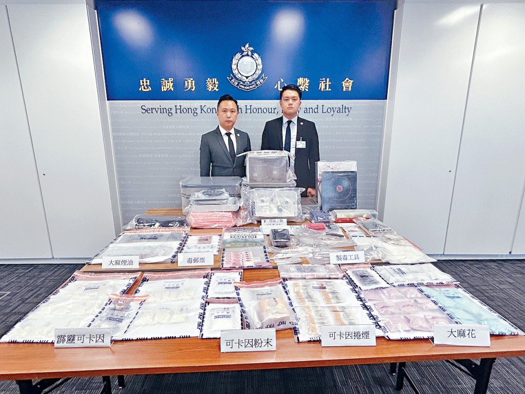 警方破獲劏房製毒工場,展示涉案毒品及製毒工具。