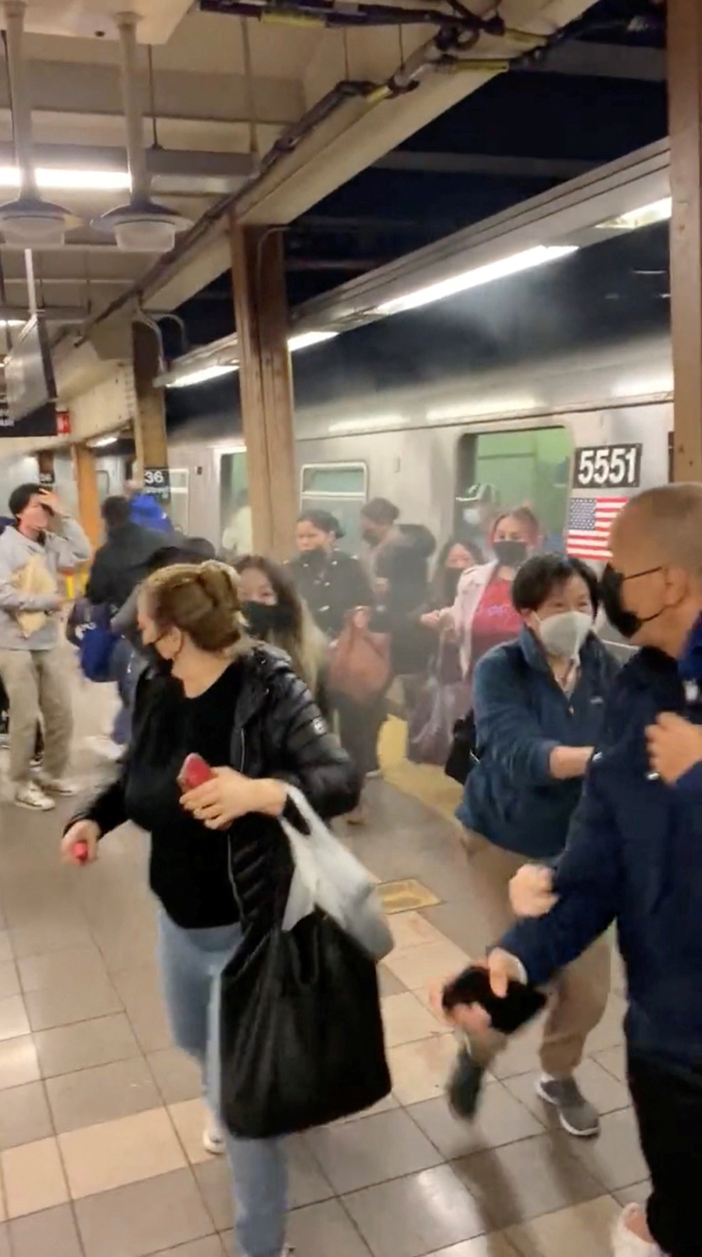 地铁站月台案发后，市民争相走避。REUTERS