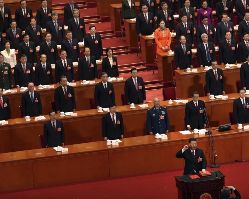 國家主席及中央軍委主席的習近平連任後，隨即舉行憲法宣誓儀式。美聯社