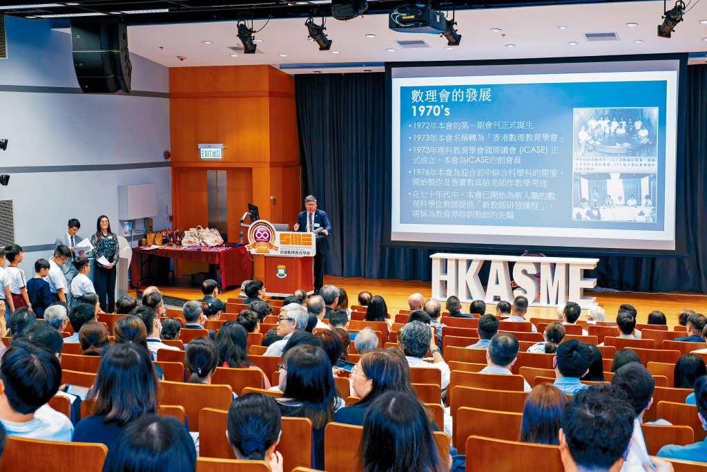 李志文主席在60周年頒獎典禮上與一眾會員回顧了學會的歷史。 李志文主席在60周年頒獎典禮上與一眾會員回顧了學會的歷史。