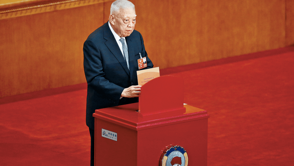 本港首任行政長官、全國政協原副主席董建華本月8日逝世,治喪委員會今日(15日)發佈訃告,公佈高規格國葬喪禮細節。 本港首任行政長官、全國政協原副主席董建華本月8日逝世,治喪委員會今日(15日)發佈訃告,公佈高規格國葬喪禮細節。