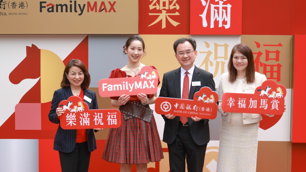 除了帶來精彩的歌唱表演，Ashley（左二）更大方與現場觀眾拜年互動，親手派發親筆簽名幸運袋，邊派邊逐個同小朋友講：「馬年學業進步！人人開心，快樂人日！」