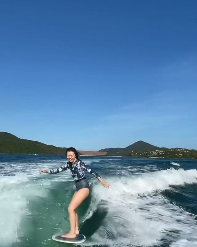 自己都忍不住笑。
