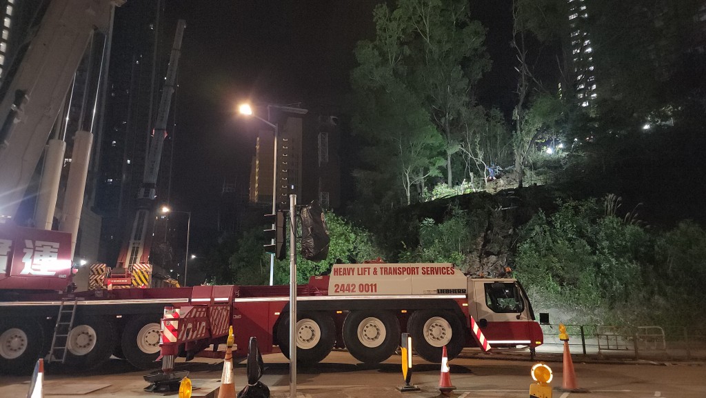 工人凌晨時分利吊臂車將天秤移走。黎志偉攝