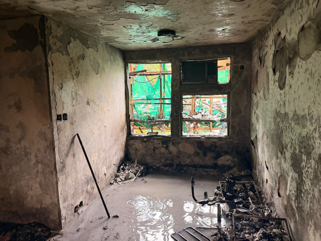 DVIU上樓逐個單位搜查,部分房間物品燒成灰燼,地上仍有積水。 DVIU上樓逐個單位搜查,部分房間物品燒成灰燼,地上仍有積水。