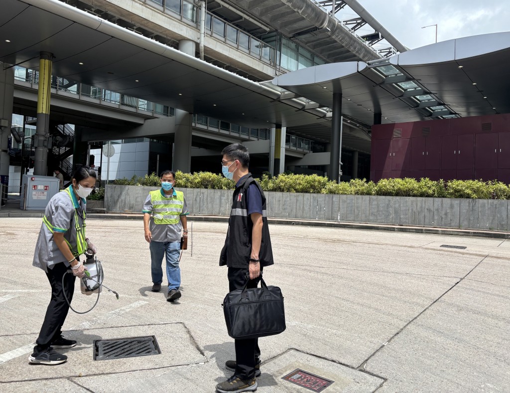 香港機場管理局承辦商人員進行噴灑蚊油工作。政府新聞網圖片