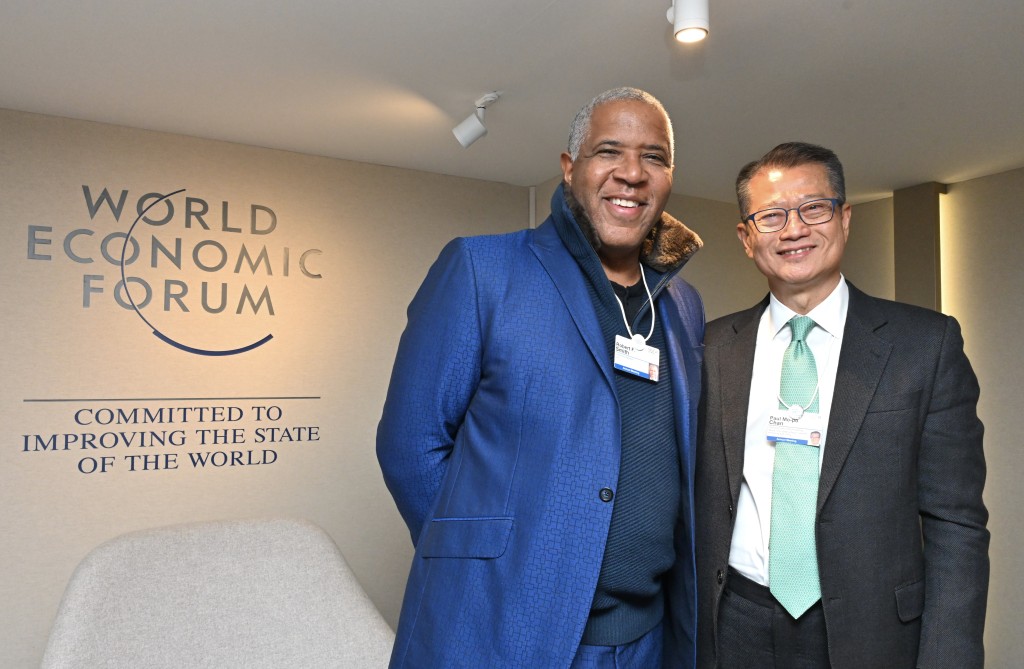 在出席世界经济论坛2023年会期间，财政司司长陈茂波（右）与Vista Equity Partners的创办人兼主席Robert Smith会面。（政府新闻处）