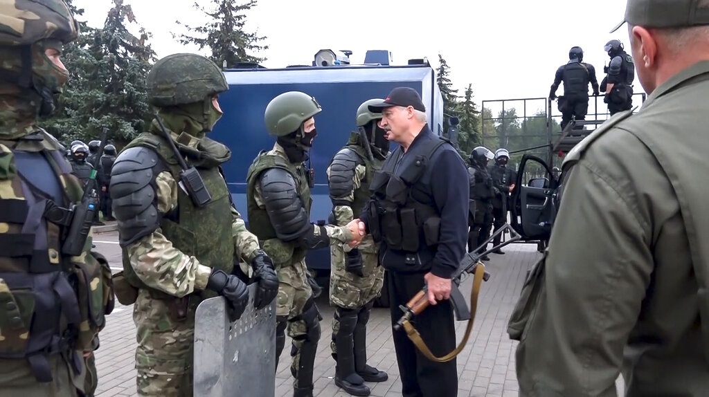 卢卡申科之后到官邸外的警方防线,亲自感谢警方,警员报以掌声。AP图片