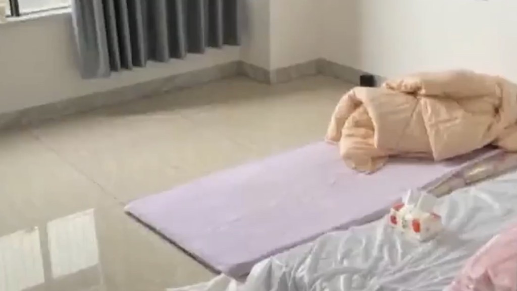 民宿房东以奇怪理由要求客人换房，换房后却只提供瑜伽垫。 微博
