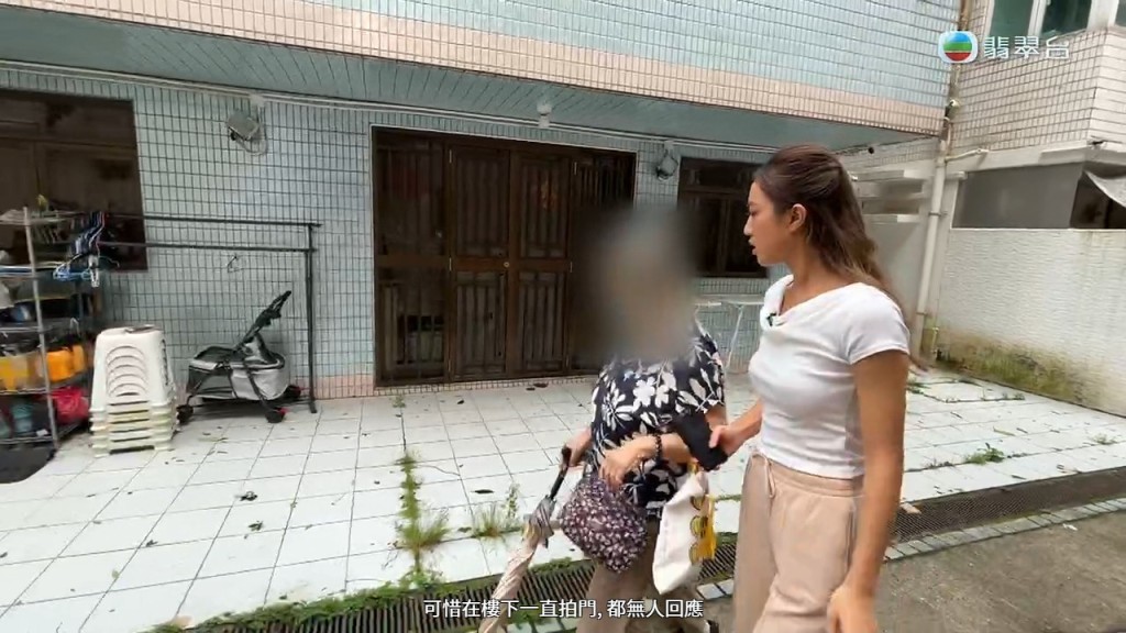 吳婆婆在二女家門外不停拍門，可惜一直都無人回應。