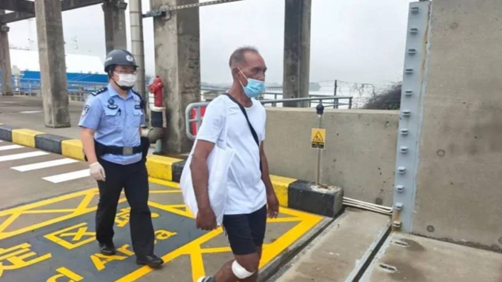 印尼漁民在海上漂流26日獲救，被送到上海後再回國。上觀新聞