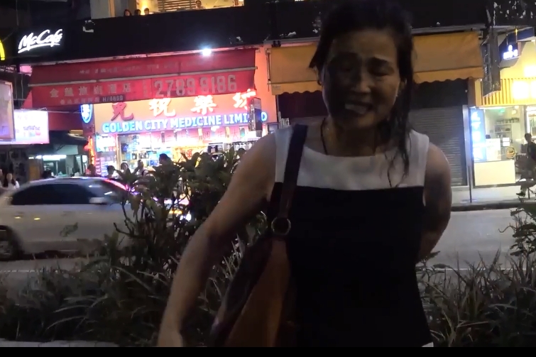 女子臉部被噴黑色油漆。CBC截圖