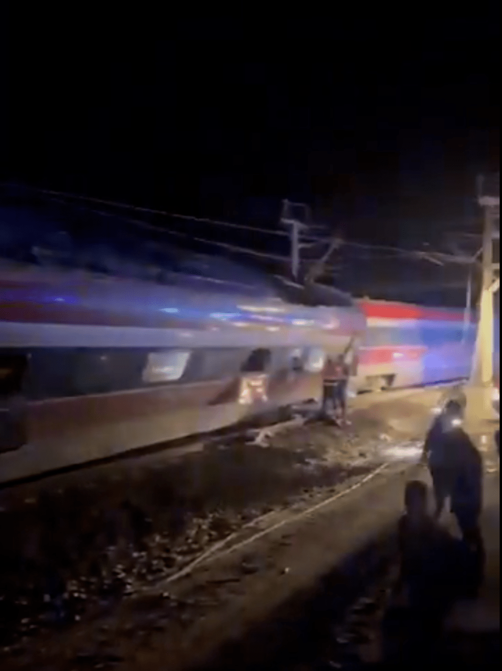 西班牙南部兩列高速列車出軌 至少兩死 多人被困。X影片段圖