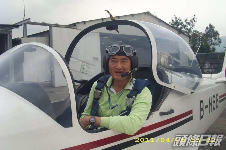 鄧梓峰早年考獲小型飛機駕駛執照。