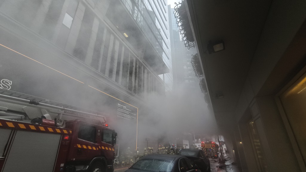現場濃煙密佈,消防到場開喉灌救。徐裕民攝 現場濃煙密佈,消防到場開喉灌救。徐裕民攝