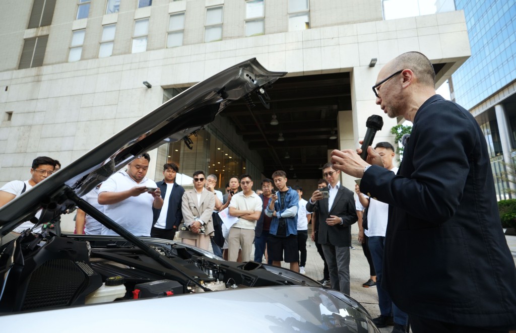 《駕駛艙》主編Daniel即場分享駕駛ASTON MARTIN超級跑車的感受和樂趣。