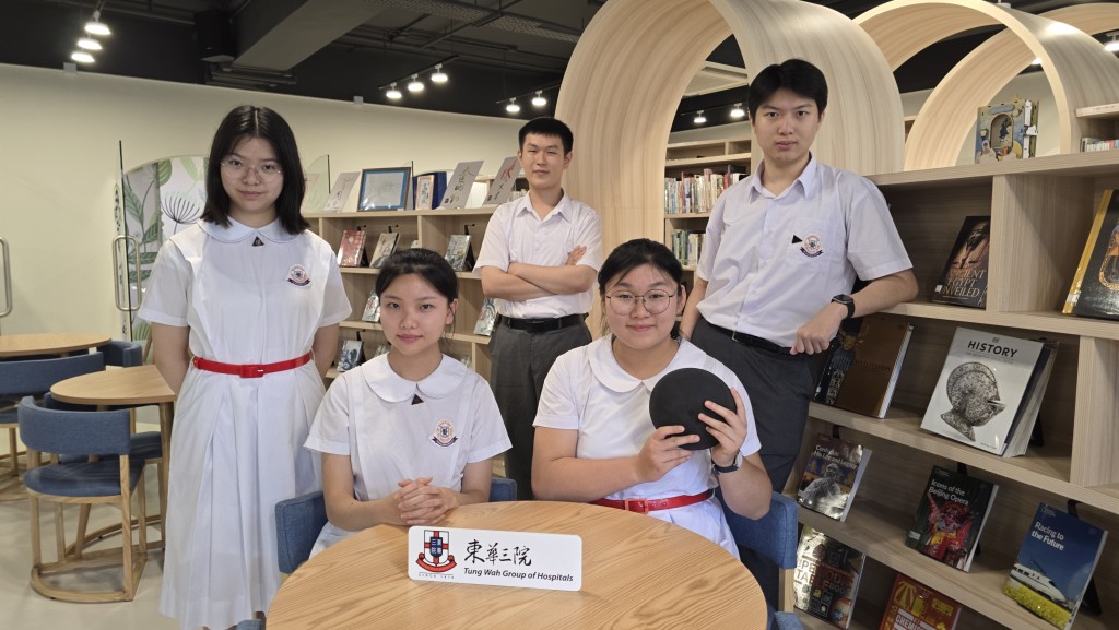 吕柏谊(前排右1)与一众获内地及本港大学提前录取的东华三院学生,与传媒会面。左起:龙玮琪、孙佳希、周尔轩及童斌。 梁子健摄 吕柏谊(前排右1)与一众获内地及本港大学提前录取的东华三院学生,与传媒会面。左起:龙玮琪、孙佳希、周尔轩及童斌。 梁子健摄