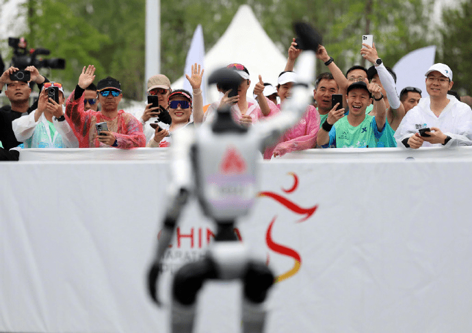 全球首個人形機械人半馬北京亦莊開跑。 IT之家 全球首個人形機械人半馬北京亦莊開跑。 IT之家
