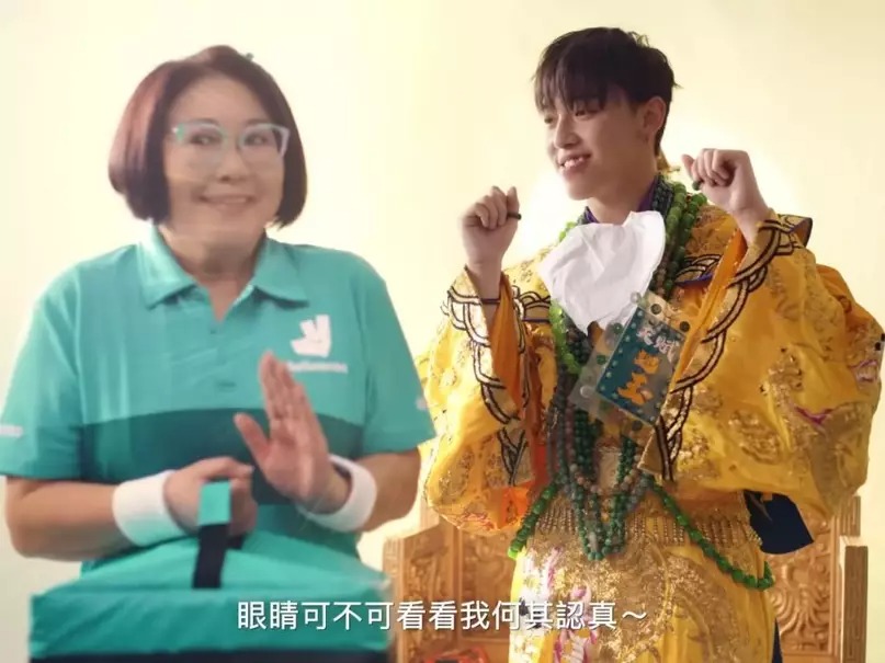 另外李司棋與新生代歌手MC張天賦亦破格共演,李司棋化身外賣員與張天賦翻唱《反對無效》,形成世代碰撞的吸睛組合。 另外李司棋與新生代歌手MC張天賦亦破格共演,李司棋化身外賣員與張天賦翻唱《反對無效》,形成世代碰撞的吸睛組合。