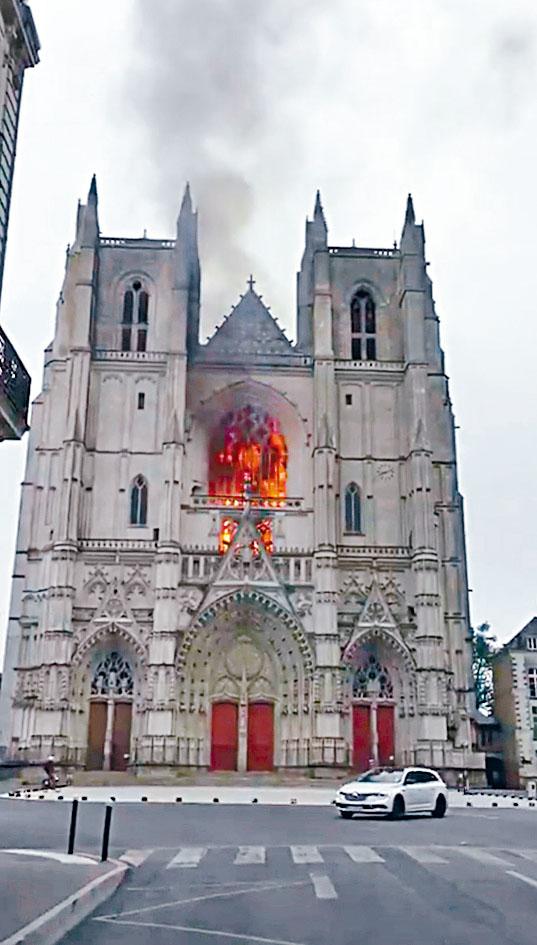 ■南特市中心的聖皮埃爾與聖保羅大教堂發生火災。